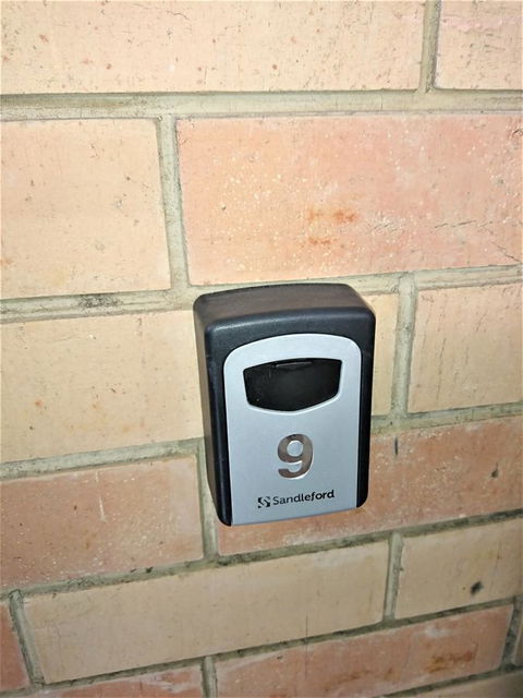 Hi 5 Glenelg Studio Apartment - E Caravan Parks 13