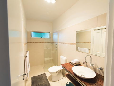 S T U D I O 22 Peaceful Retreat With Garden Views - E Caravan Parks 6