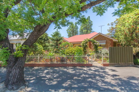 Tanunda\'s Magpie House - E Caravan Parks 23