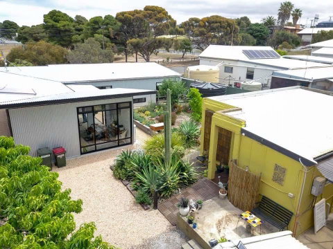 Sinclair Eco House - E Caravan Parks 15