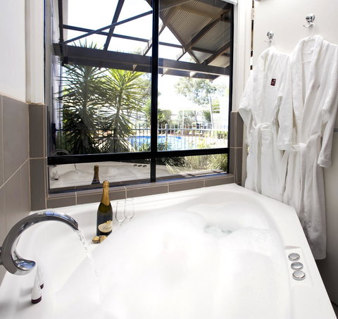 Majestic Oasis Apartments - E Caravan Parks 9