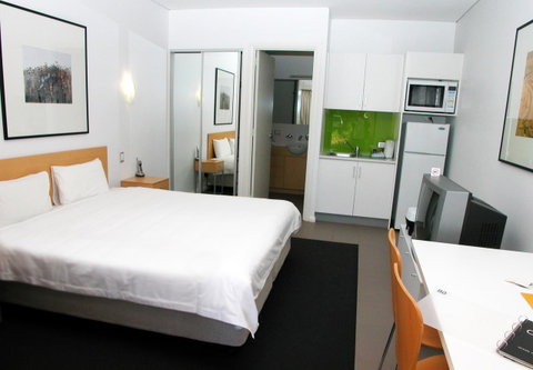 Majestic Oasis Apartments - E Caravan Parks 11