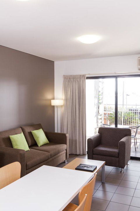Majestic Oasis Apartments - E Caravan Parks 17