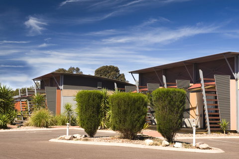 Majestic Oasis Apartments - E Caravan Parks 7