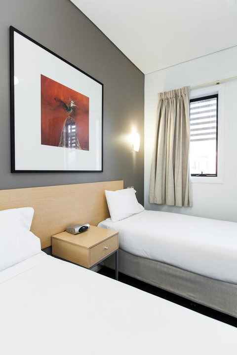 Majestic Oasis Apartments - E Caravan Parks 23
