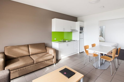 Majestic Oasis Apartments - E Caravan Parks 21