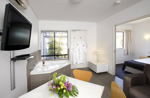 Majestic Oasis Apartments - E Caravan Parks 14