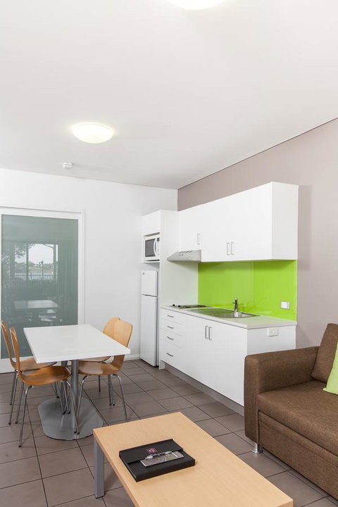Majestic Oasis Apartments - E Caravan Parks 16