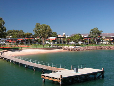 Majestic Oasis Apartments - E Caravan Parks 3