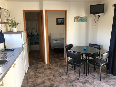 Rocks Retreat Cabin - Dolphin - E Caravan Parks 4