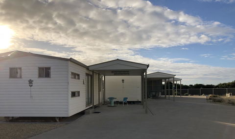 Rocks Retreat Cabin - Dolphin - E Caravan Parks 7