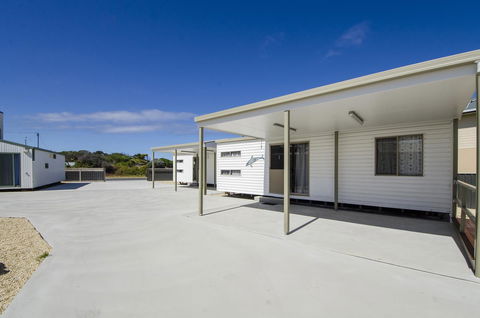 Rocks Retreat Cabin - Dolphin - E Caravan Parks 0
