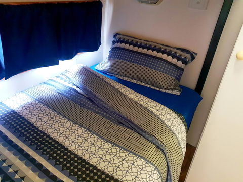 Rocks Retreat Cabin - Dolphin - E Caravan Parks 8