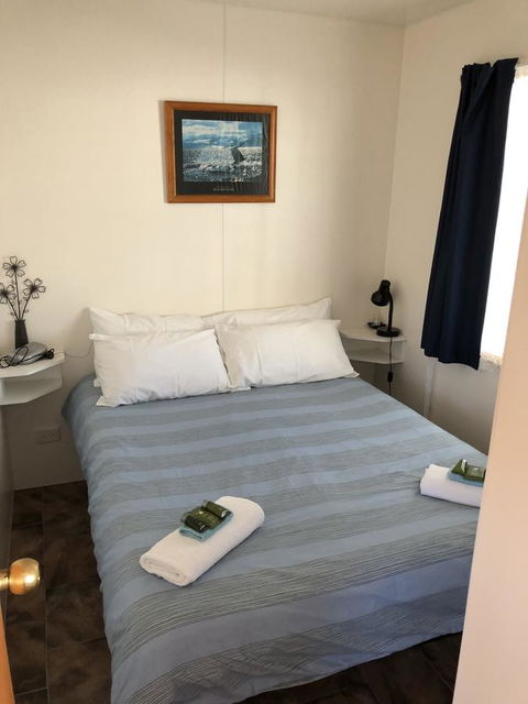 Rocks Retreat Cabin - Dolphin - E Caravan Parks 5