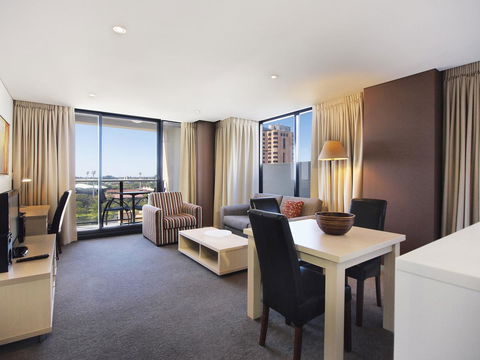 Oaks Adelaide Horizons Suites - E Caravan Parks 13