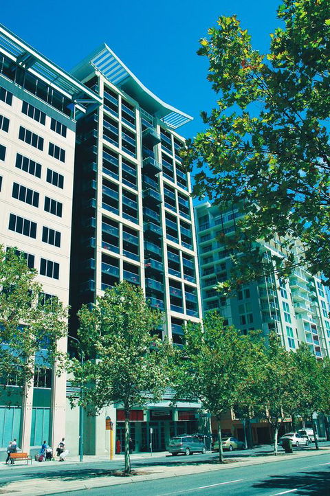 Oaks Adelaide Horizons Suites - E Caravan Parks 0