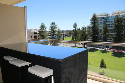 Beachside Luxury Getaway In Glenelg - E Caravan Parks 15