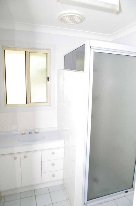 Bellhaven 1, 17 Willow Street - E Caravan Parks 5
