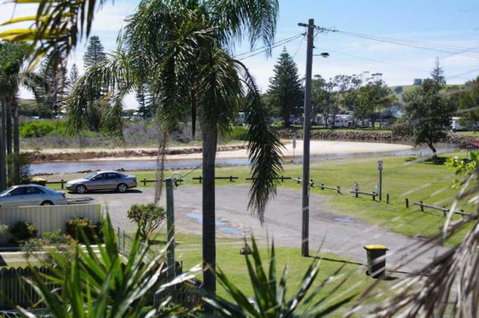 Bellhaven 1, 17 Willow Street - E Caravan Parks 6