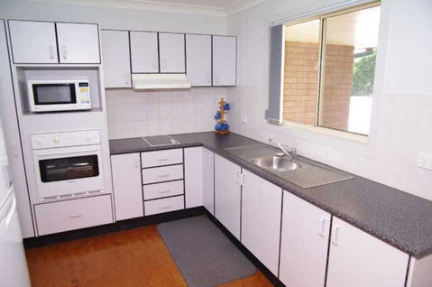 Bellhaven 1, 17 Willow Street - E Caravan Parks 0