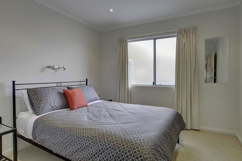Tasman Beachside Apartment - E Caravan Parks 8