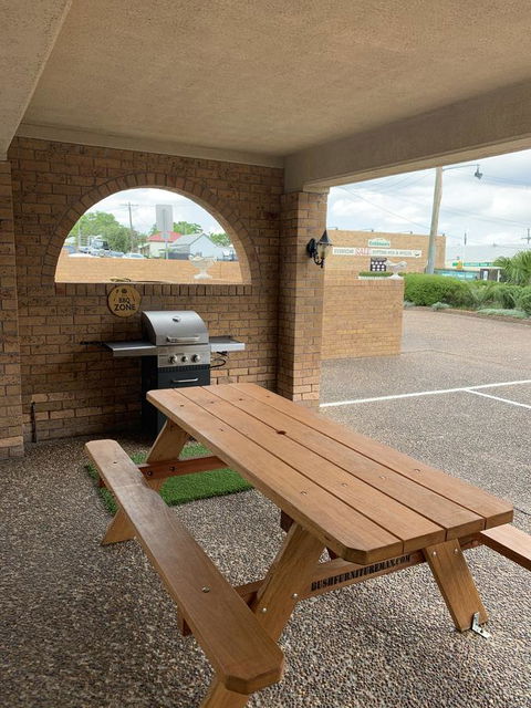 Cumberland Motor Inn - E Caravan Parks 14