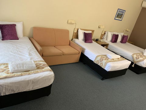 Cumberland Motor Inn - E Caravan Parks 12