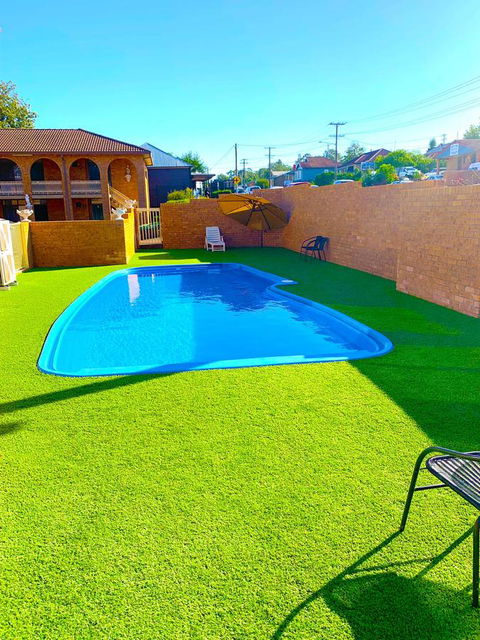 Cumberland Motor Inn - E Caravan Parks 11