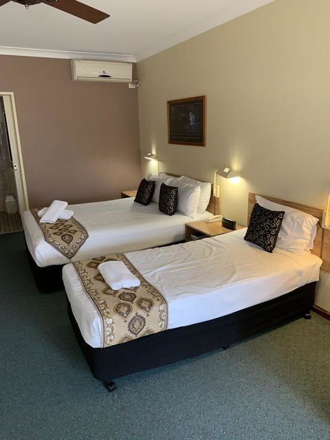 Cumberland Motor Inn - E Caravan Parks 9