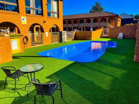 Cumberland Motor Inn - E Caravan Parks 2