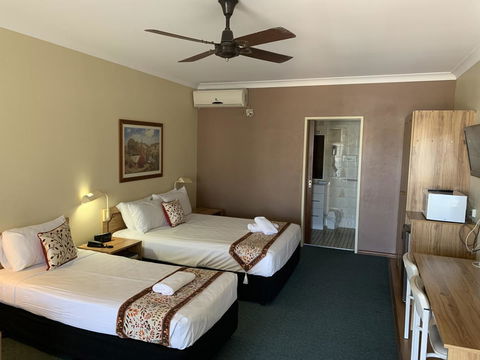 Cumberland Motor Inn - E Caravan Parks 13