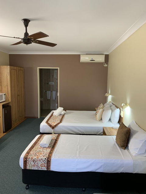 Cumberland Motor Inn - E Caravan Parks 19