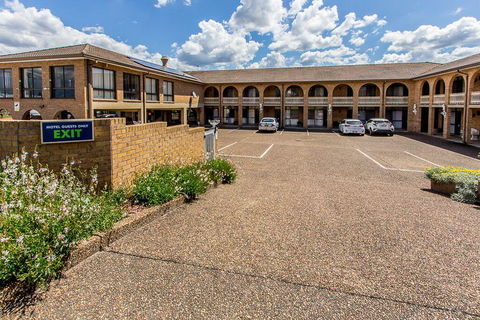 Cumberland Motor Inn - E Caravan Parks 43