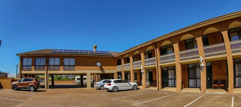 Cumberland Motor Inn - E Caravan Parks 41