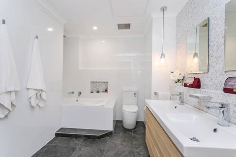 Heart Of Glenelg BnB - E Caravan Parks 2