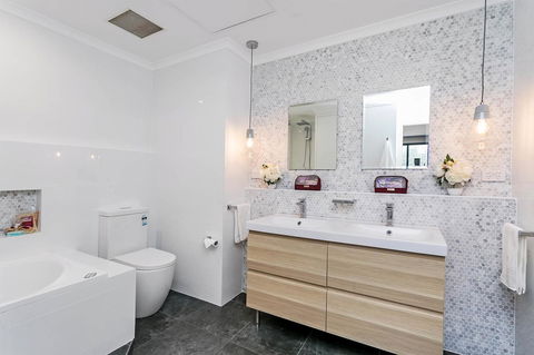 Heart Of Glenelg BnB - E Caravan Parks 3