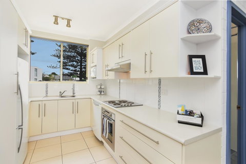 The Dolphins Beachfront Apartments - E Caravan Parks 12