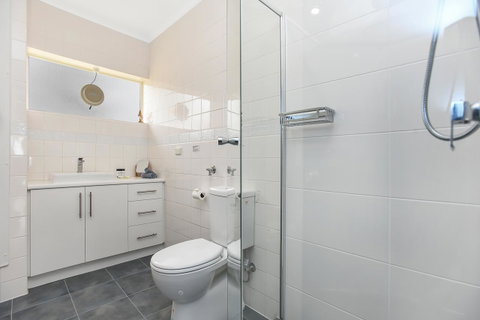 The Dolphins Beachfront Apartments - E Caravan Parks 15