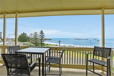 The Dolphins Beachfront Apartments - E Caravan Parks 9