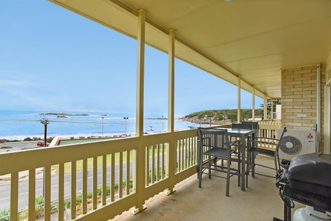 The Dolphins Beachfront Apartments - E Caravan Parks 10