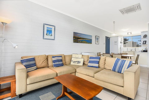 The Dolphins Beachfront Apartments - E Caravan Parks 11