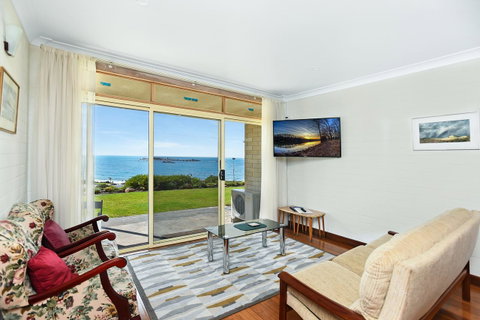The Dolphins Beachfront Apartments - E Caravan Parks 7