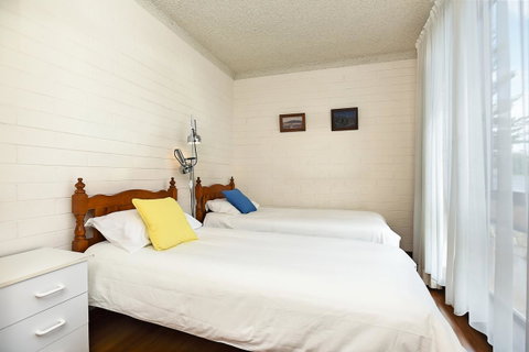 The Dolphins Beachfront Apartments - E Caravan Parks 8