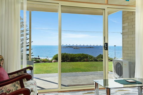 The Dolphins Beachfront Apartments - E Caravan Parks 6