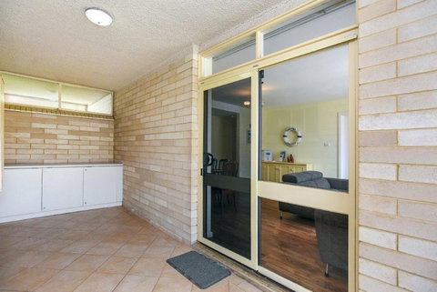 The Dolphins Beachfront Apartments - E Caravan Parks 3