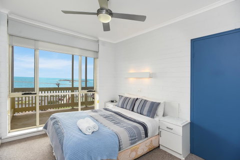 The Dolphins Beachfront Apartments - E Caravan Parks 14