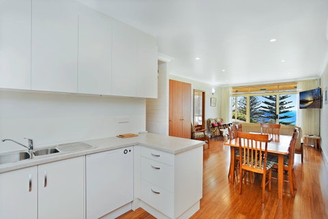 The Dolphins Beachfront Apartments - E Caravan Parks 4