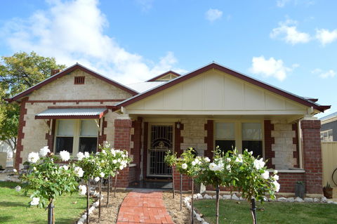 Two Cow Cottage Bed & Breakfast - E Caravan Parks 1