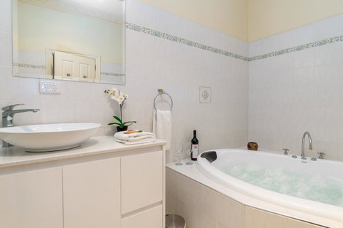 Barossa Vineyard Cottages - E Caravan Parks 13
