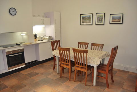 Jacaranda Cottage - E Caravan Parks 9